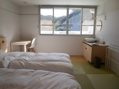 デスクがあるのでワーケーションしながら湯治できます。 / 2