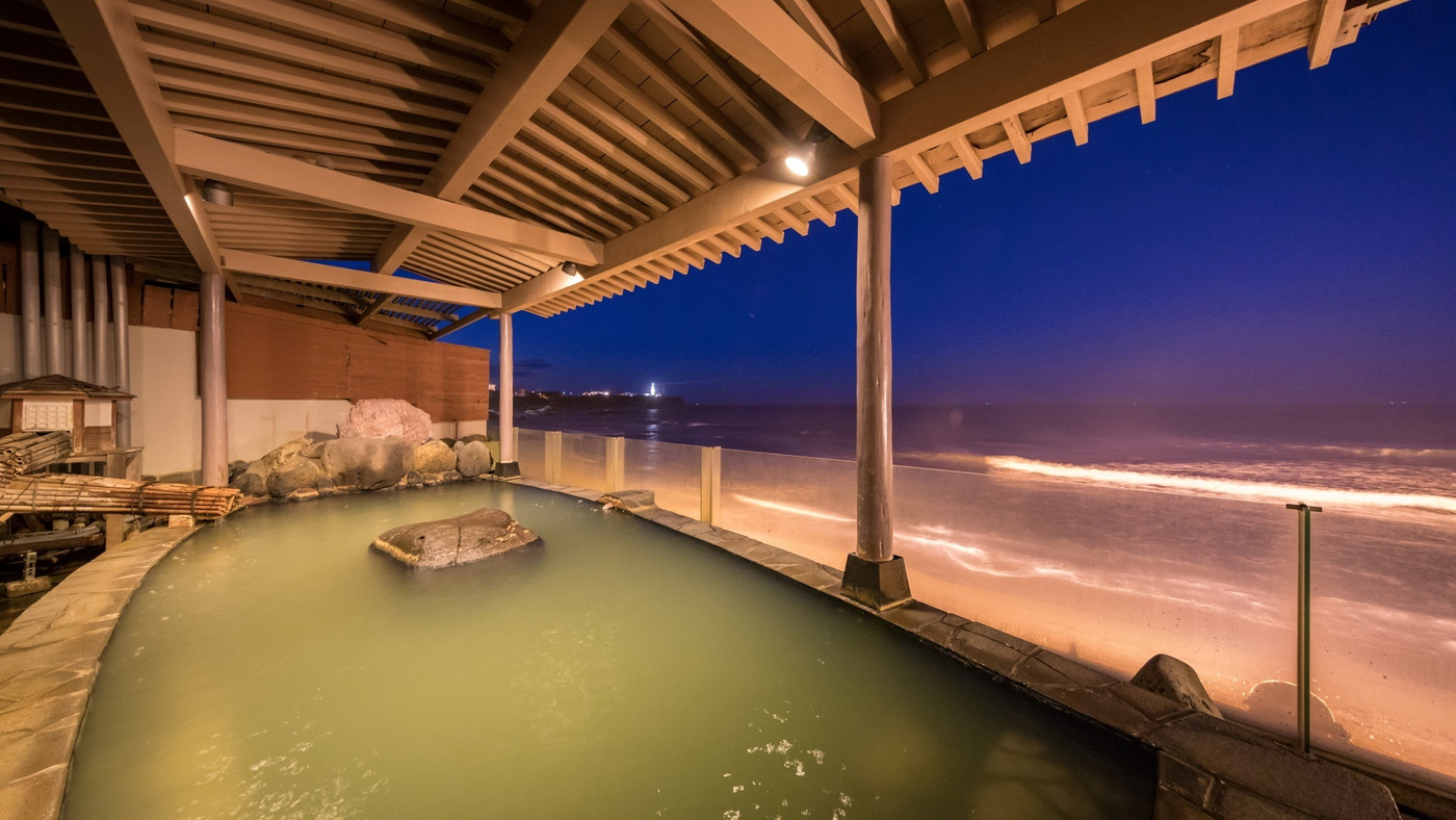 海のパノラマを眺めて癒される、広々大浴場3527682