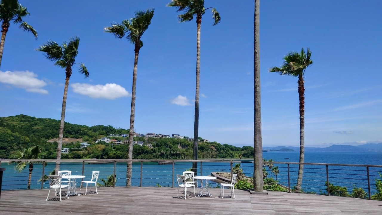 青い海原が眩しい