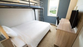 スーパールーム (ダブルベッド1台+ロフトベッド1台)