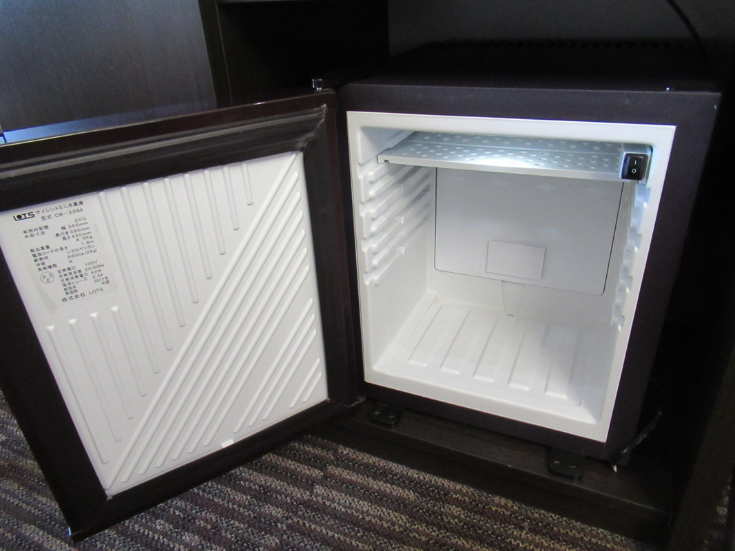 空っぽの冷蔵庫