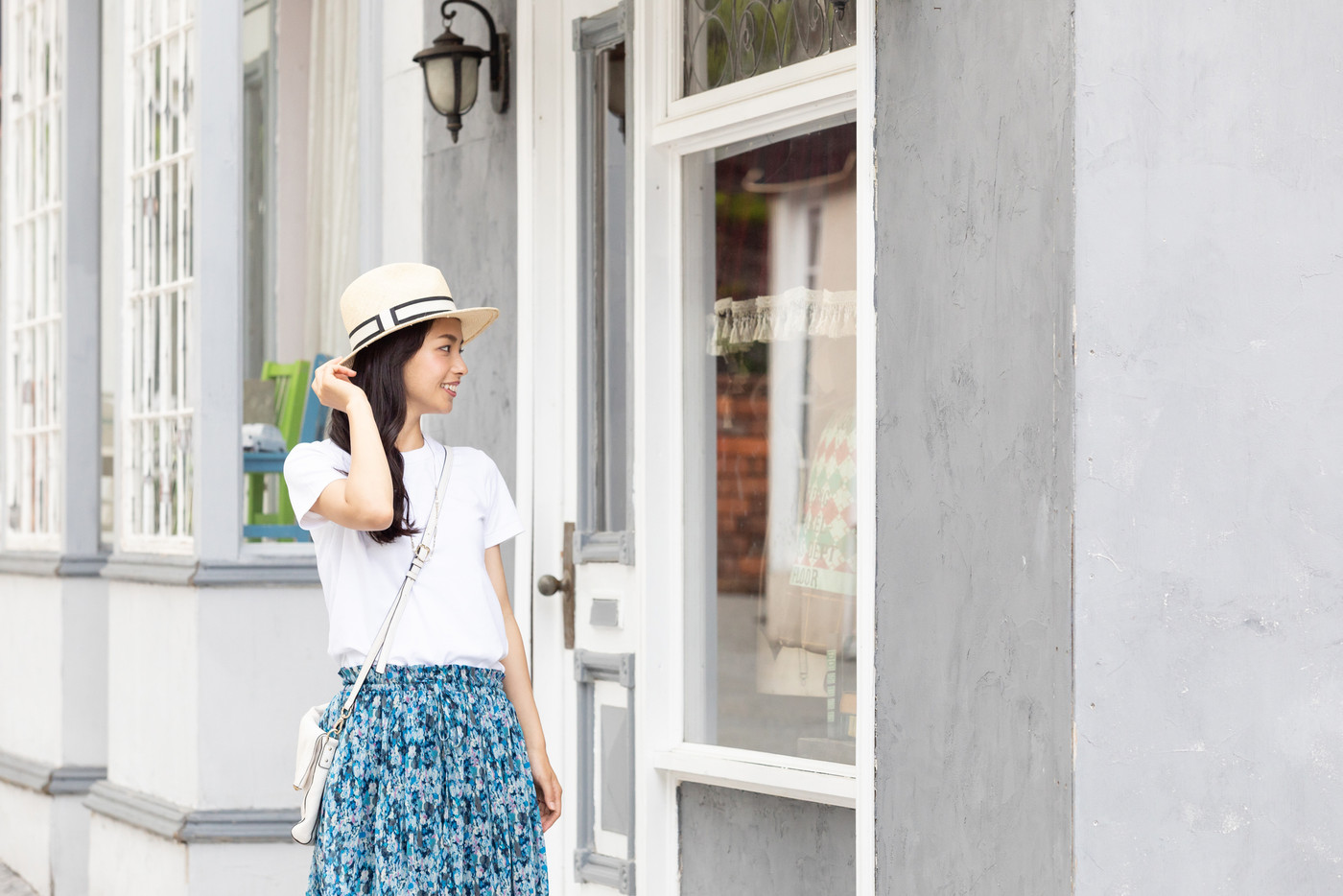 ショッピングを楽しむ若い女性