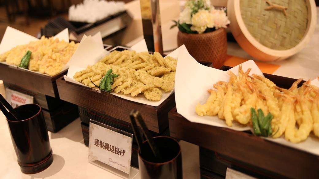 西伊豆の魚介を堪能
約70種類のバイキング / 3