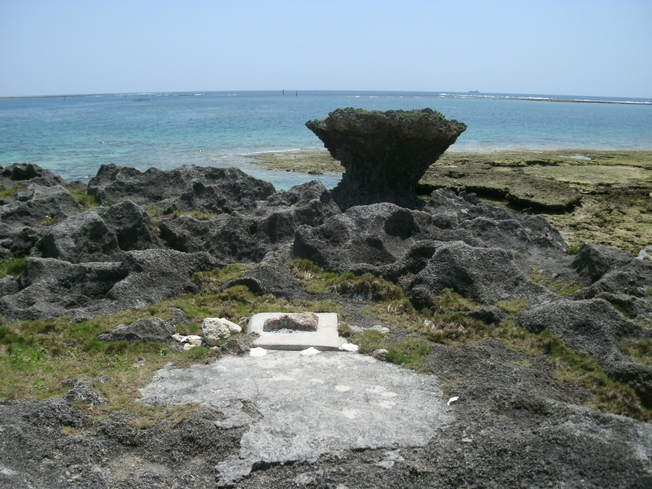 多くの拝所がある「祈りの島」と言われる奥武島40714