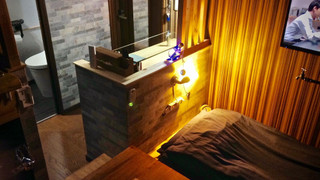 [瑠璃の間/Ruri-Ma:202号室] スタジオベーシック: 埋込式シングルベッド/布団 専用バスルーム (シャワーブース/シャワートイレ) 禁煙