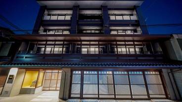 施設の正面 (日没後) / 2