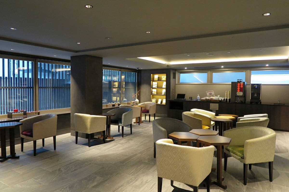 ロビーの窓側には京都らしい小物、カウンターにはコーヒーマシン