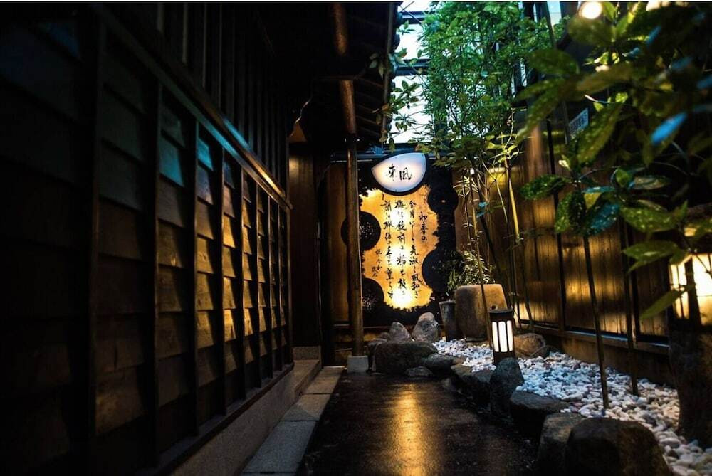 施設の正面 (日没後)