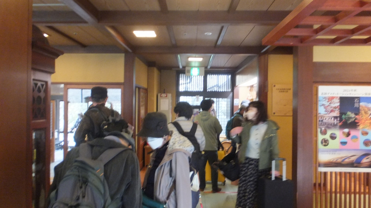 フロントも大きくはないが、撮影隊がどれほどなのかと。