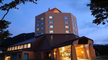 施設の正面 (日没後) / 1