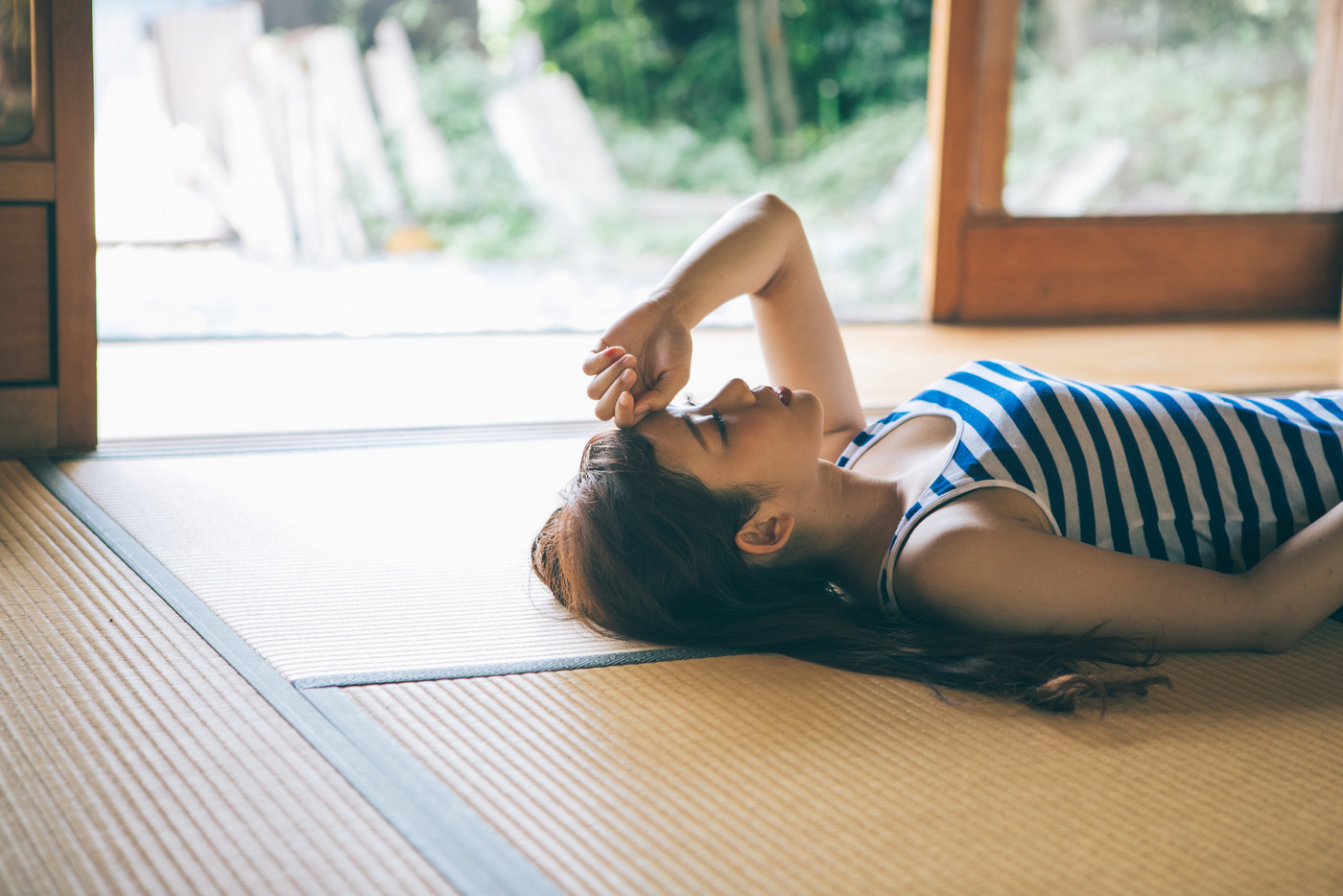 和室で昼寝をする女性