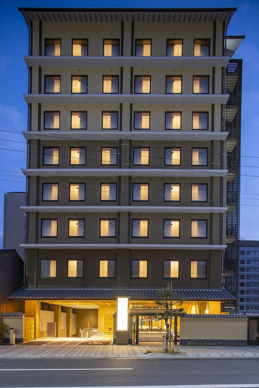 施設の正面 (日没後)