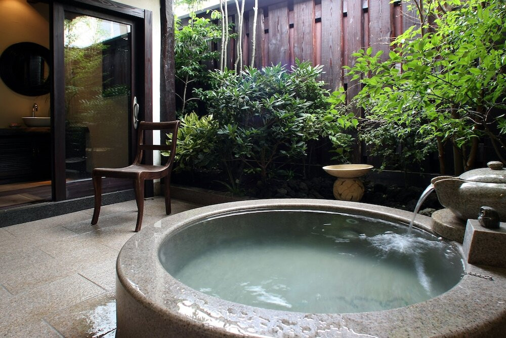 オシャレな貸切風呂でまったり。夕食は囲炉裏で炭火焼き料理を楽しもう3490699