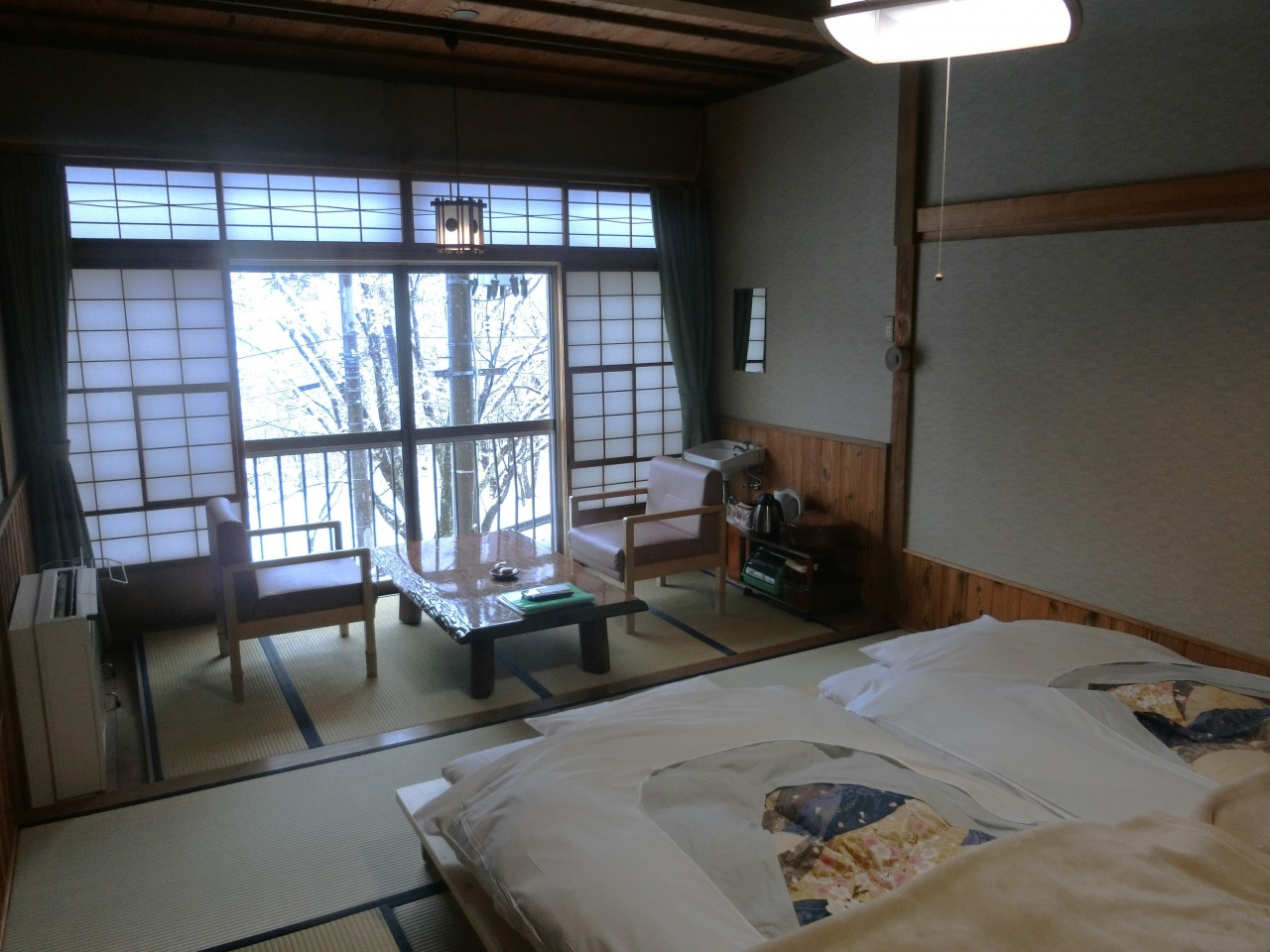 シンプルな和室でのんびりくつろいで4084998