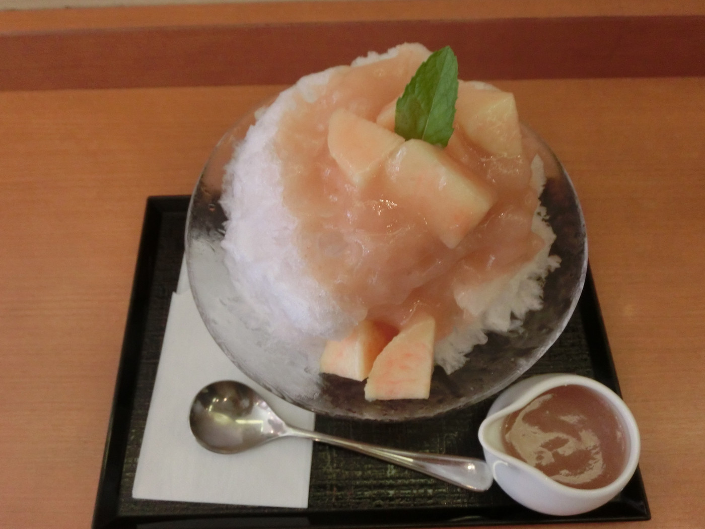 「茶寮 煉」料理 637390 2015年8月：生桃のかき氷(\900)…濃厚桃シロップは別添え