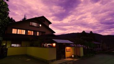 施設の正面 (日没後) / 1