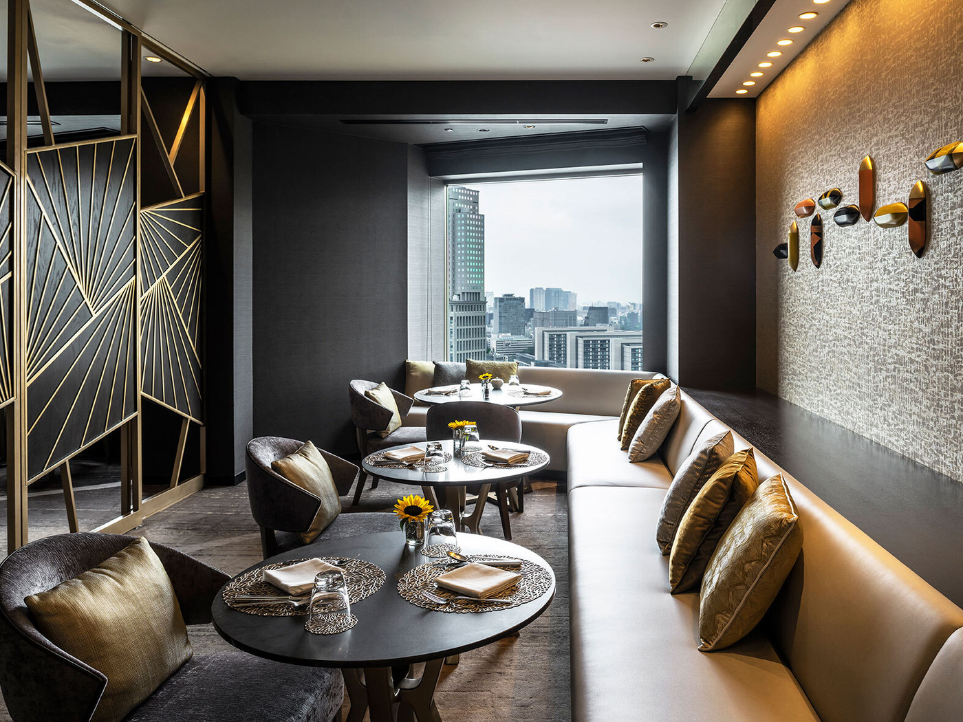 地上35階のラウンジで過ごす自分時間3263468