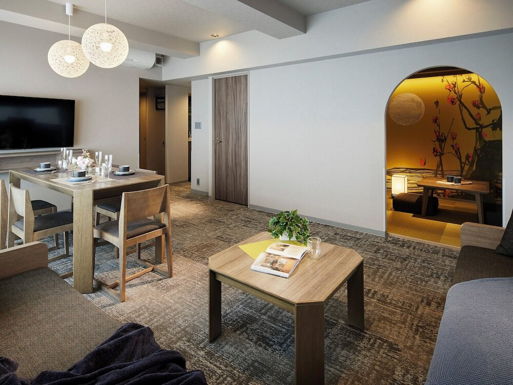 客室内のダイニングエリア