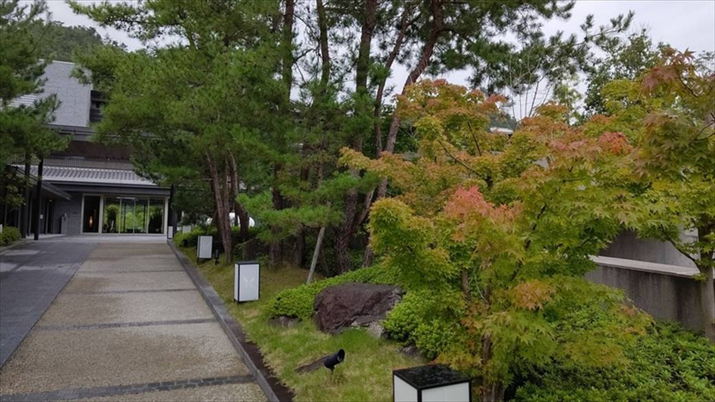 喧騒から離れて
山の静けさに浸る / 2