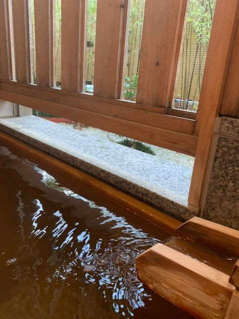 彼は部屋のミニ庭園を眺めながら、のんびりお酒を楽しんでいました。客室露天風呂も気に入って、良い誕生日になったと喜んでいました♡