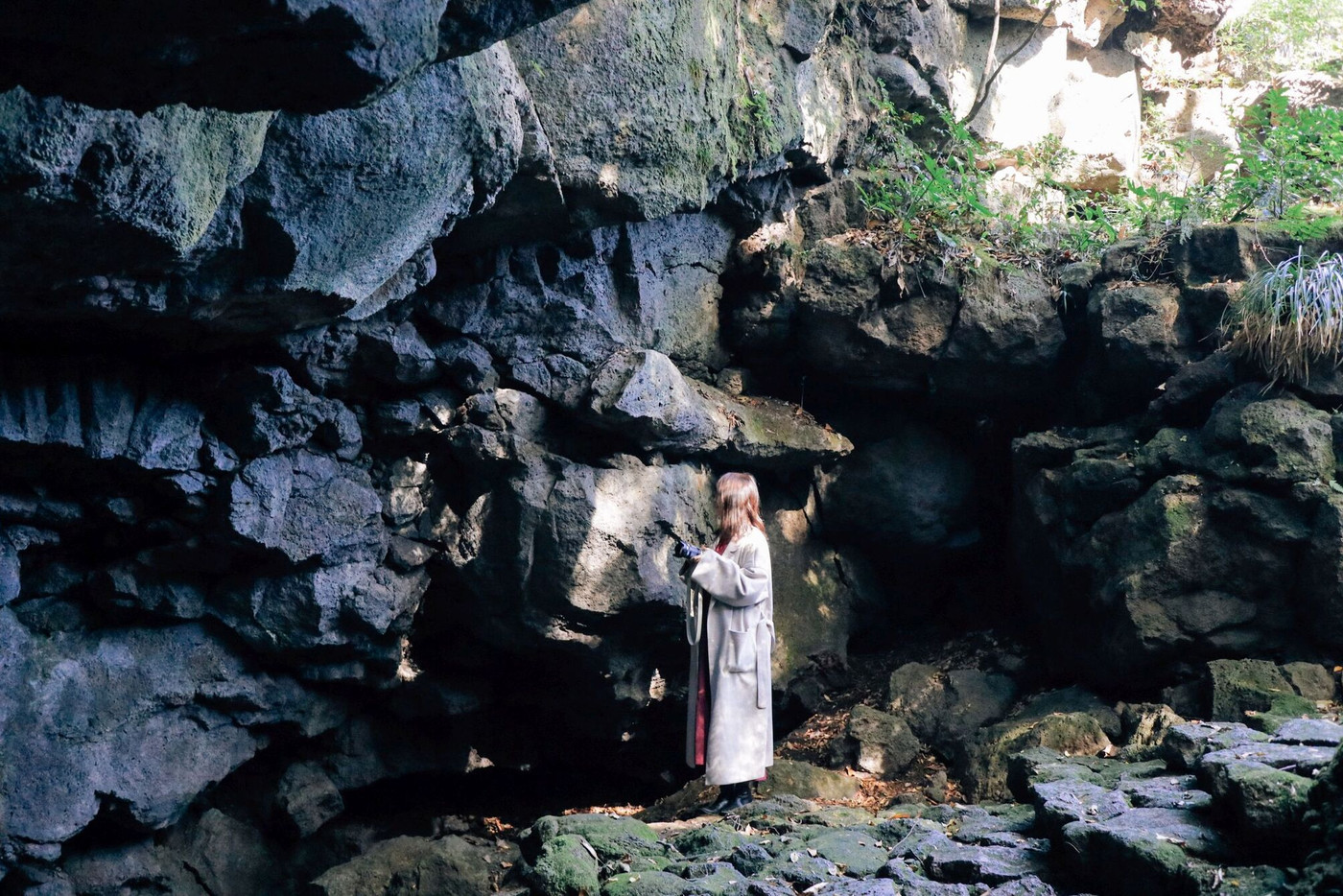 神秘的な地形を探検「駒門風穴」3065070