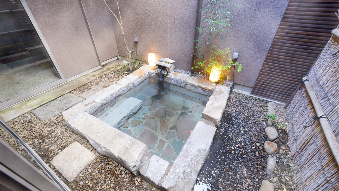 個室でのんびりいただく彩りの美しい朝食4036949