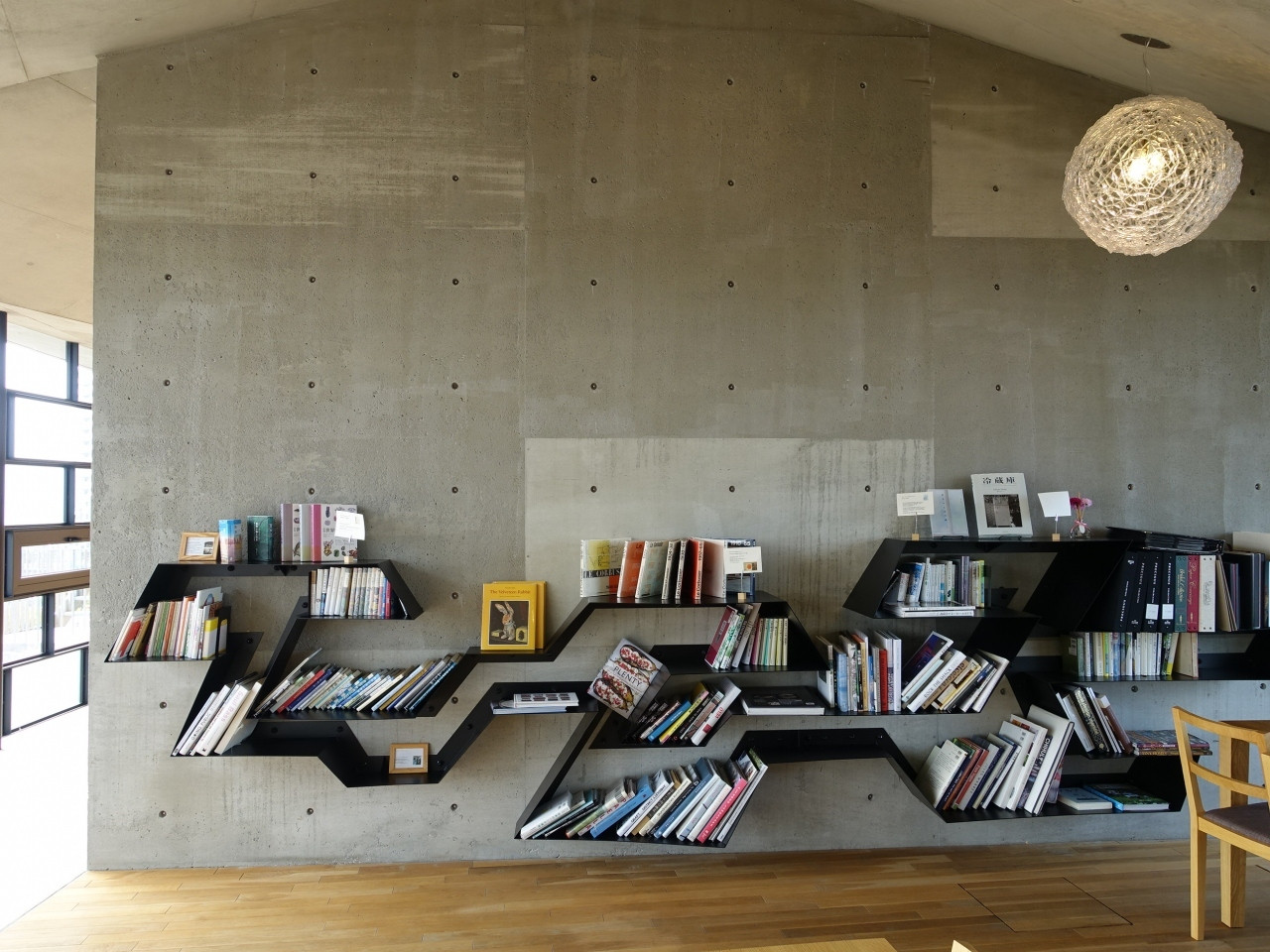 “本のソムリエ”セレクトの本に囲まれるライブラリー4071129