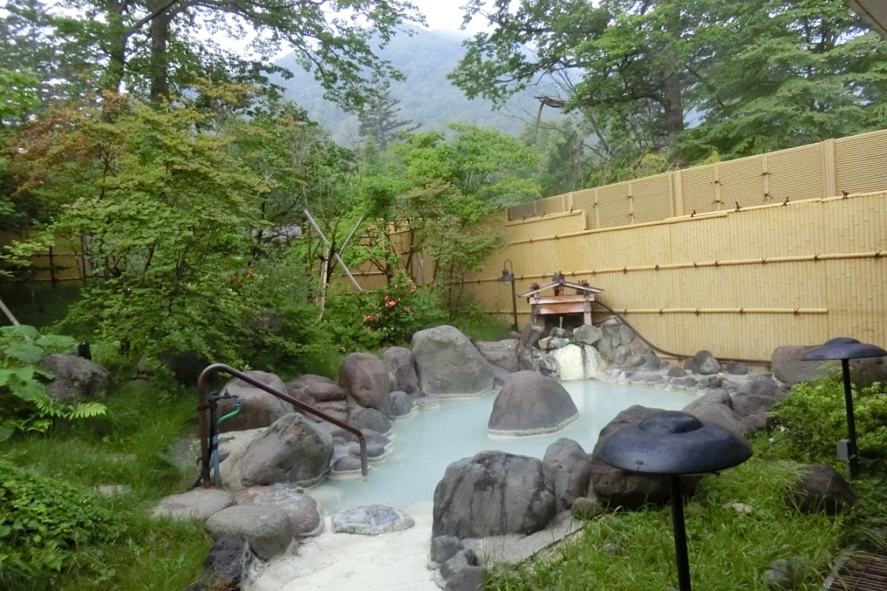 源泉かけ流しの露天風呂や木に囲まれたテラスなど、心安らぐステイが叶う4253826