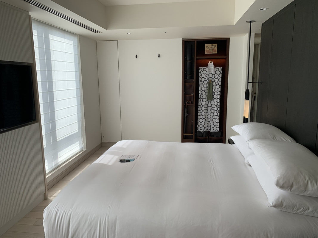 ベッド周り。カーテンを開けると眼下は甲州街道です。