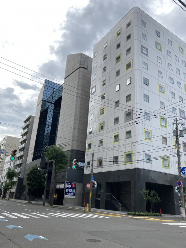 左：本館、右：新館