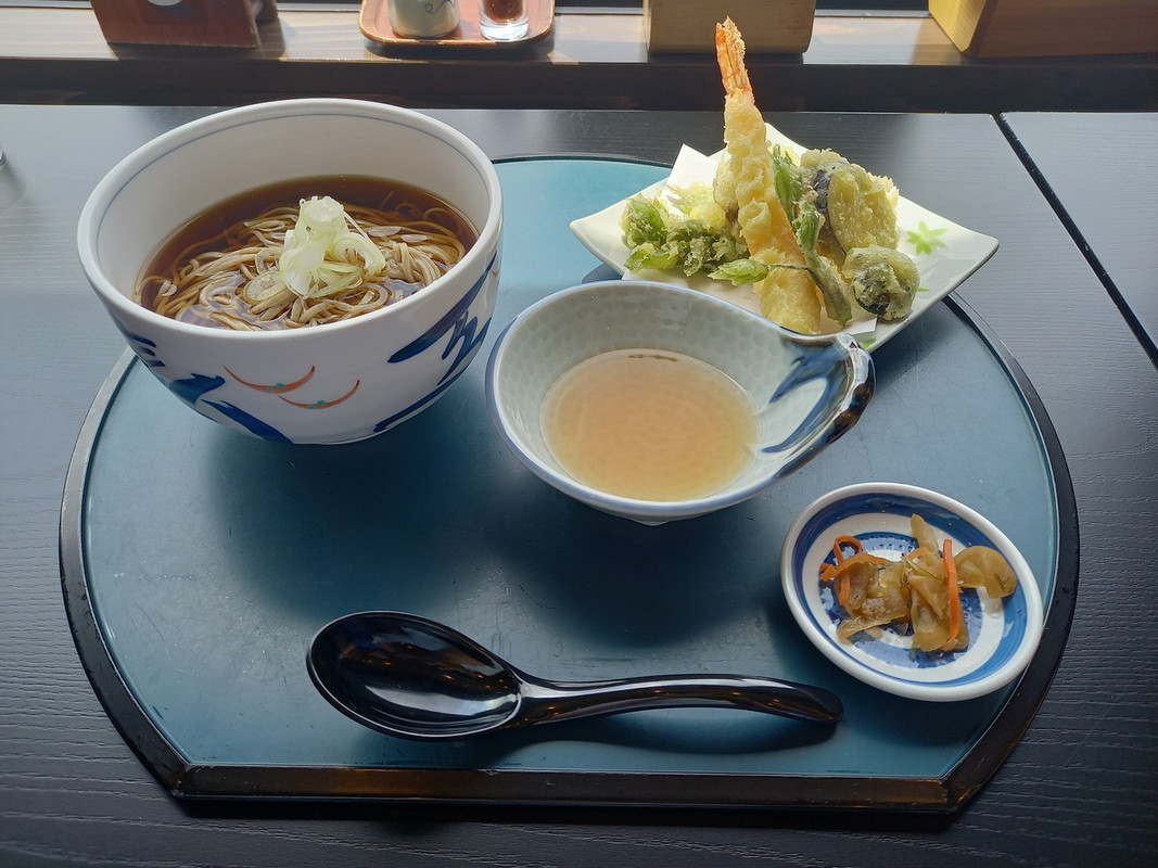 冷たいかけそばと天ぷらのセット1700円