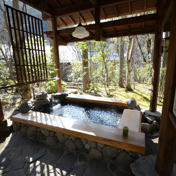 名瀑「桜滝」を望む露天風呂など、湯めぐりを楽しむ山あいの温泉3964849