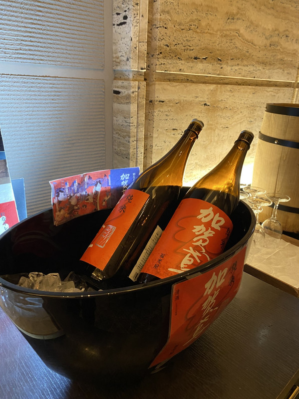 ドリンクサービスの日本酒です。大人気で空になると新しい一升瓶