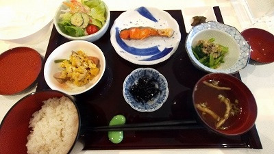 朝食の和定食です。おかず多すぎ。