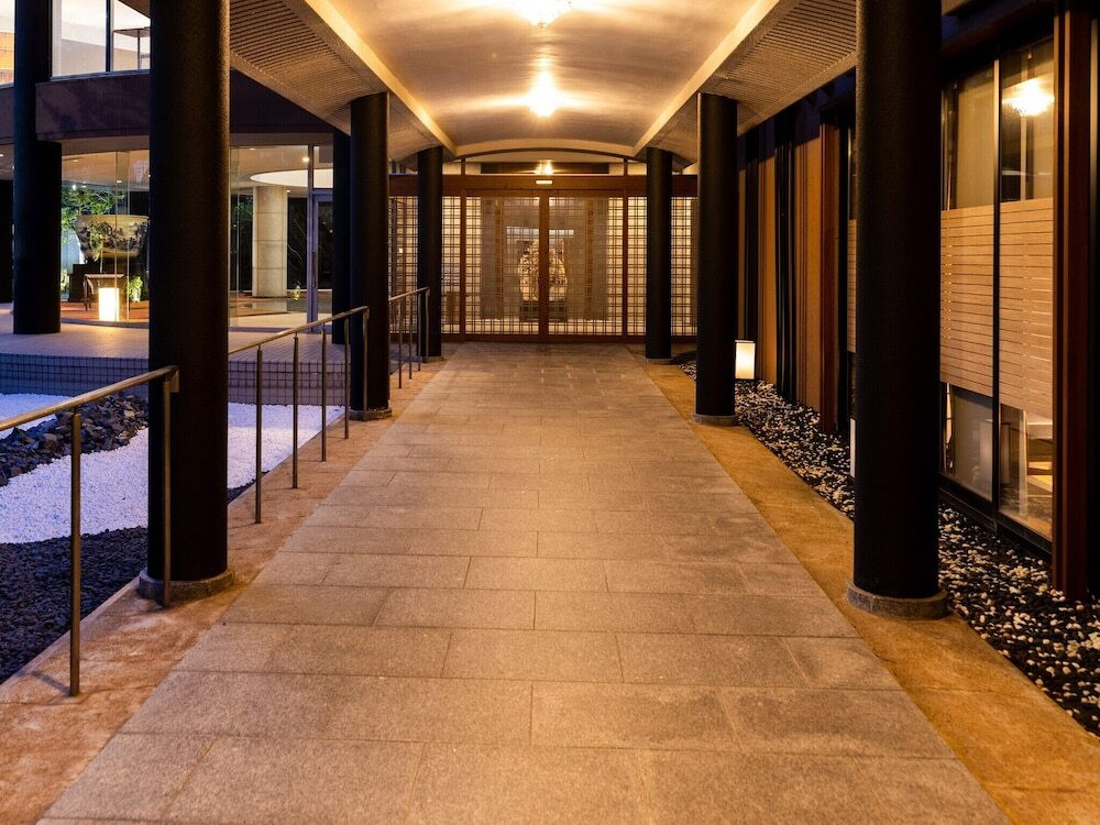 施設の正面 (日没後)