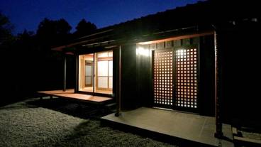 施設の正面 (日没後) / 7