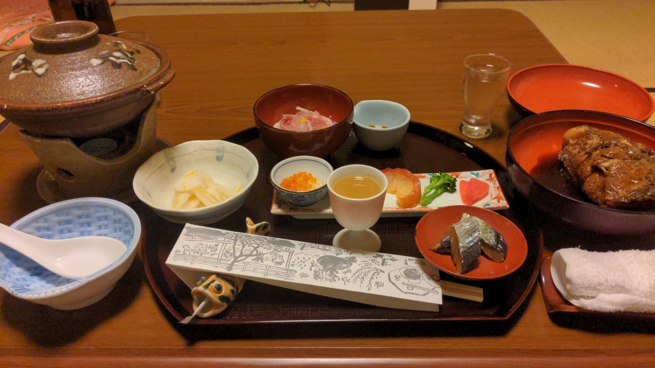 最初から先付、前菜・向付・鯉の甘煮・台のものが並びます