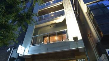 施設の正面 (日没後) / 2