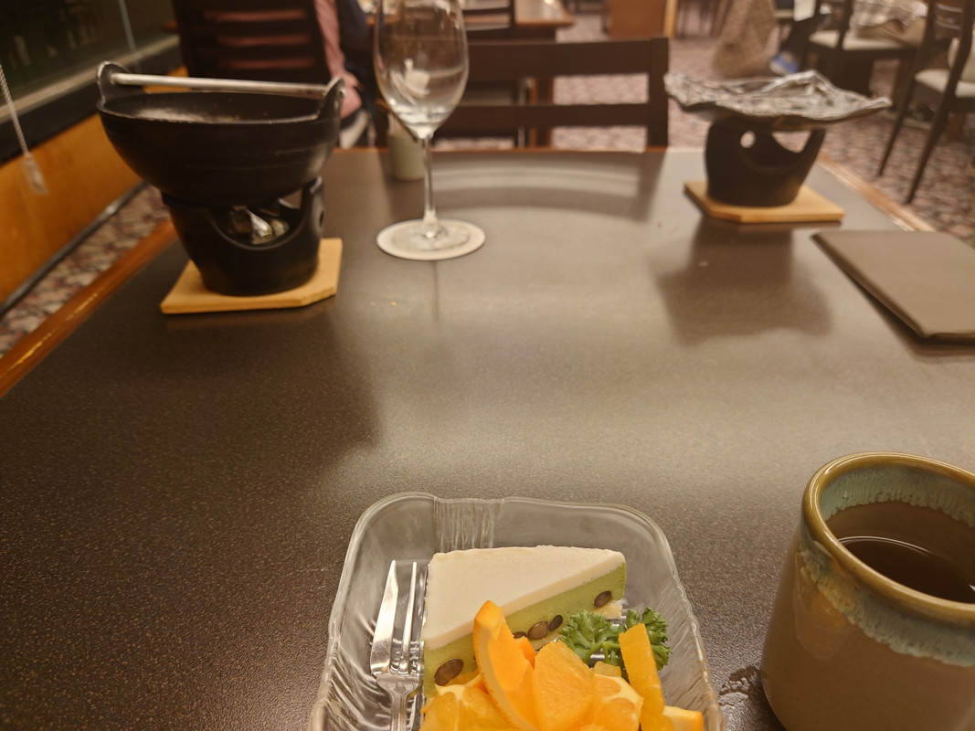 鍋類は下げてもらえず、デザートをいただく