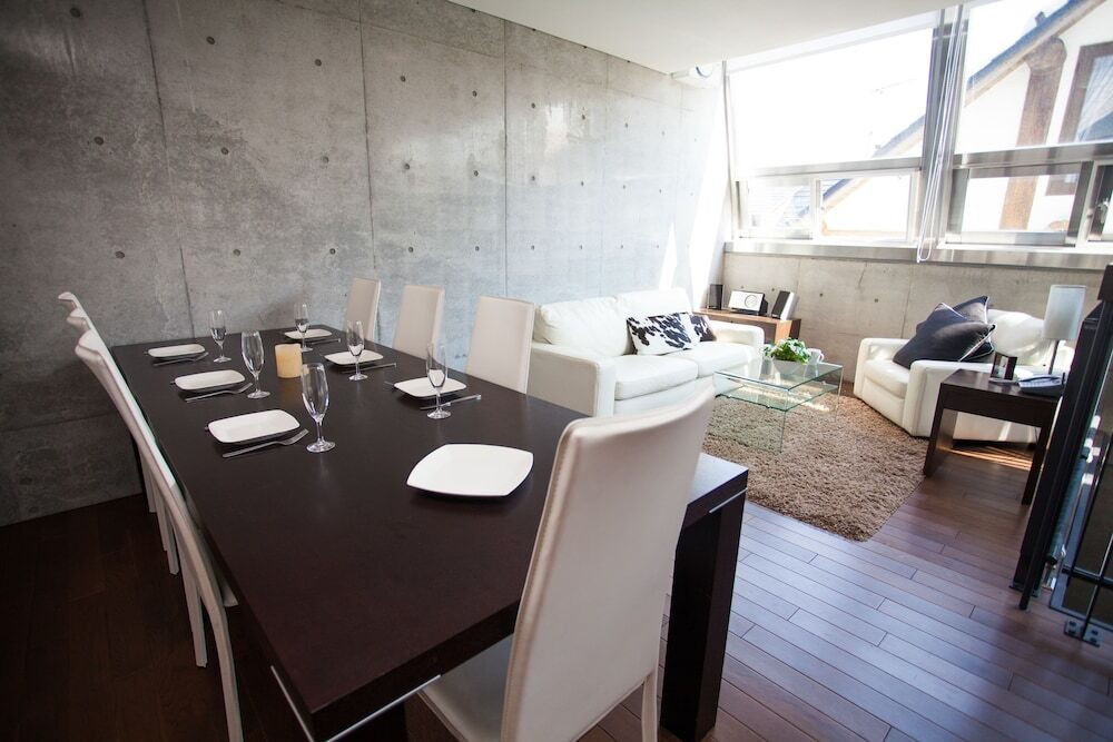 客室内のダイニングエリア