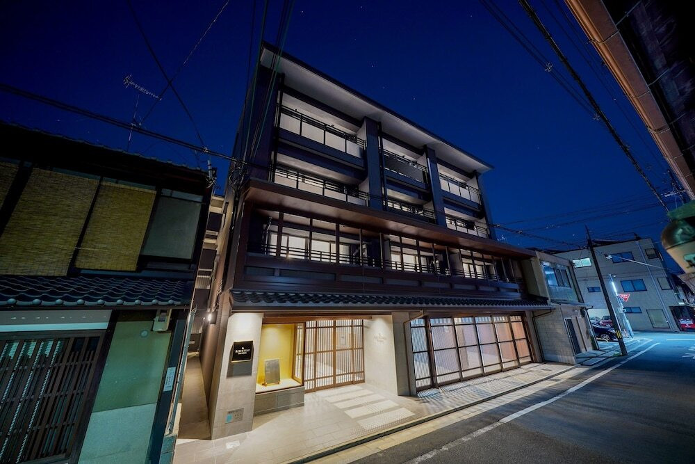 施設の正面 (日没後)