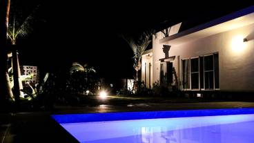 施設の正面 (日没後) / 4