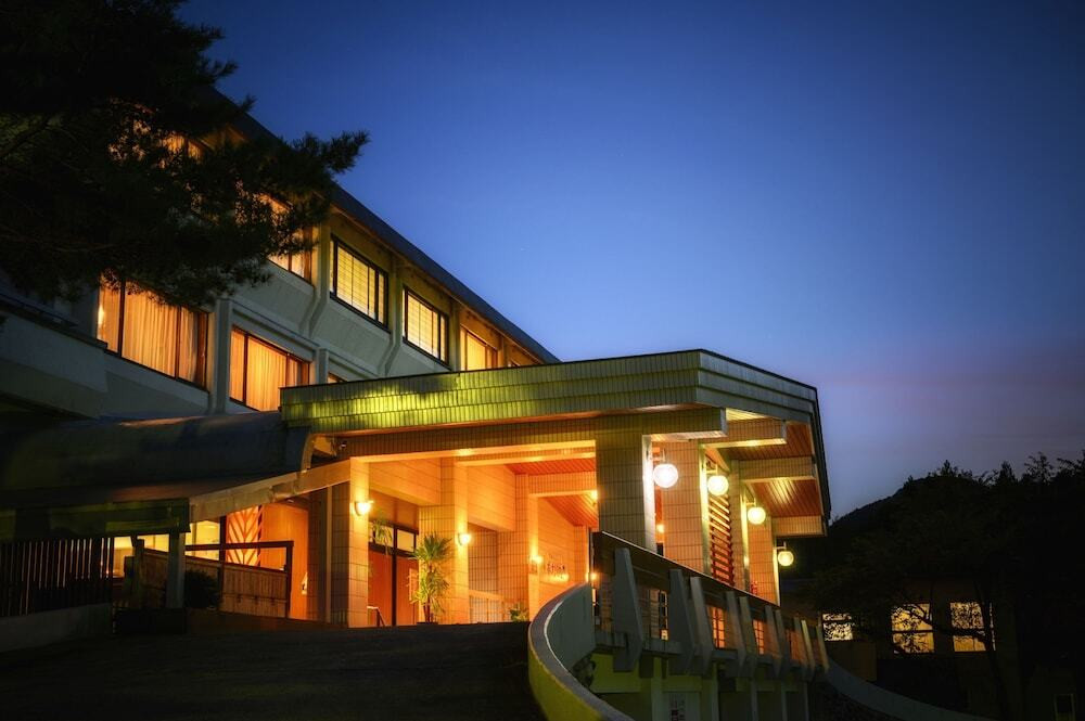 施設の正面 (日没後)