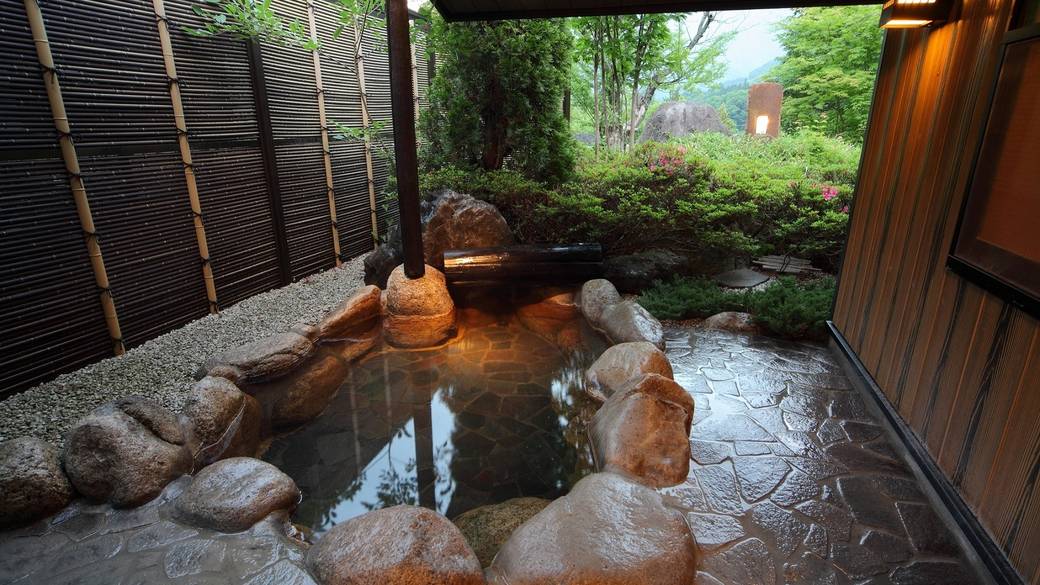 翠の間 岩風呂 / 2