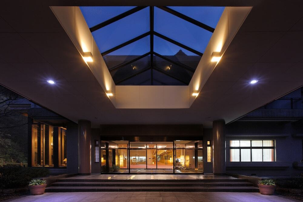 施設の正面 (日没後)