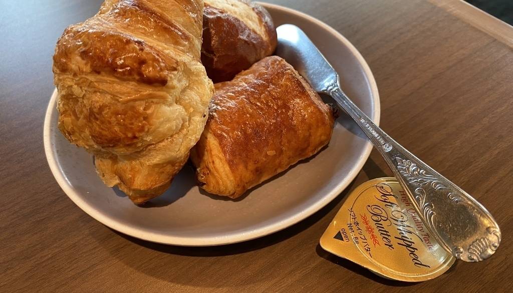 地元食材を味わう朝食
ルームサービスも可 / 4