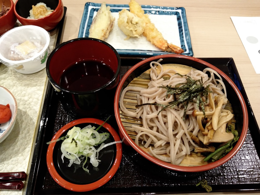 朝食バイキングでは蕎麦に揚げたての天ぷらも楽しめる