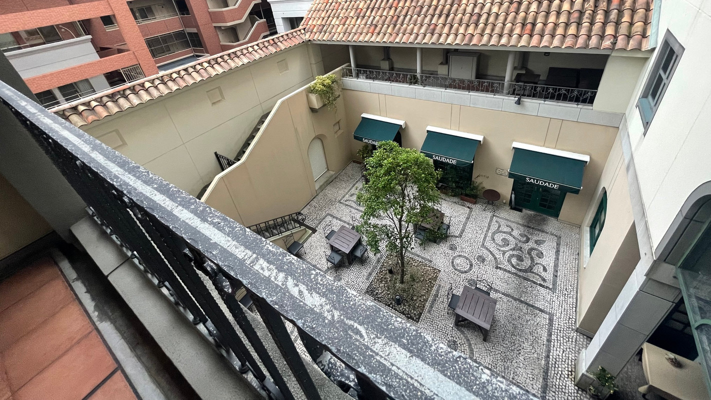 客室の窓から見下ろす中庭