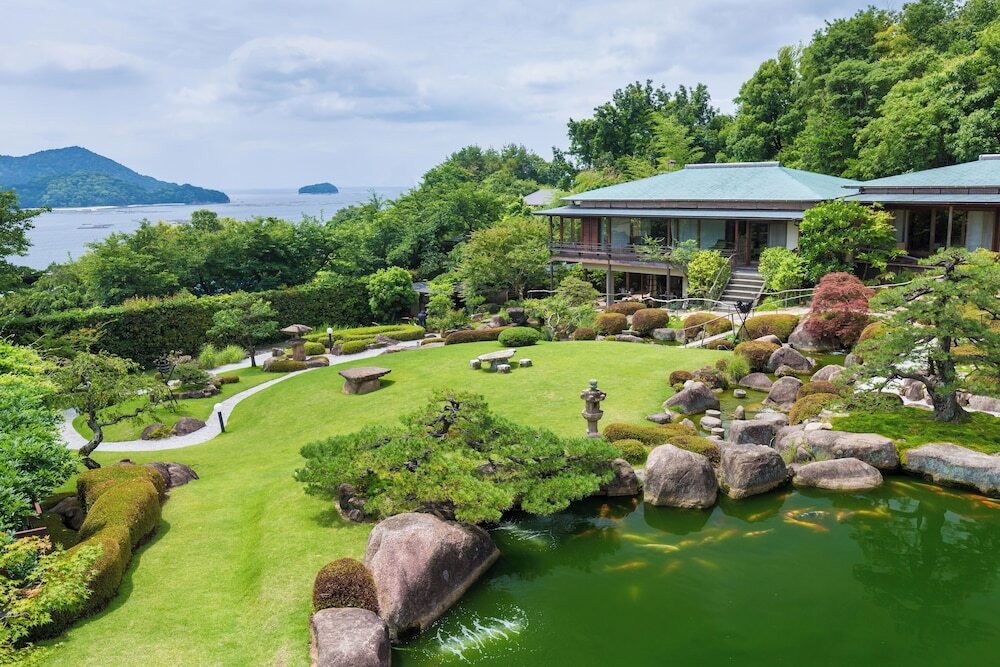 日本庭園を囲む宿