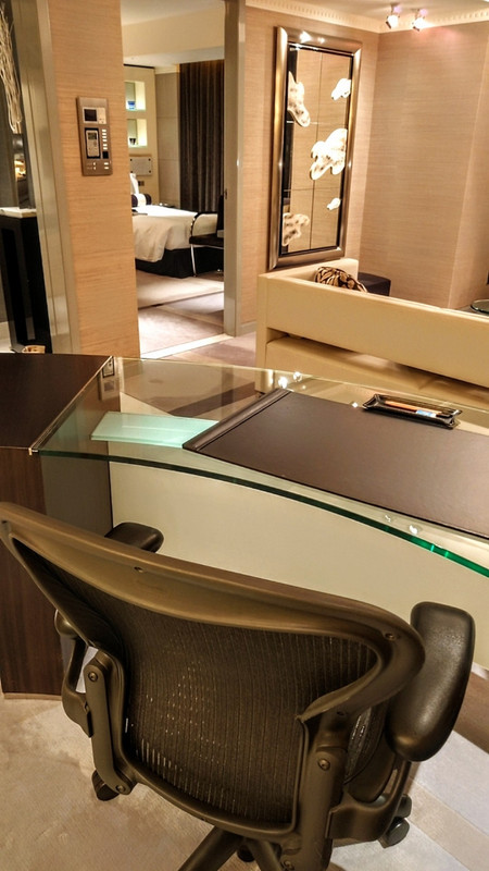 デスクからのリビングとベッドルーム